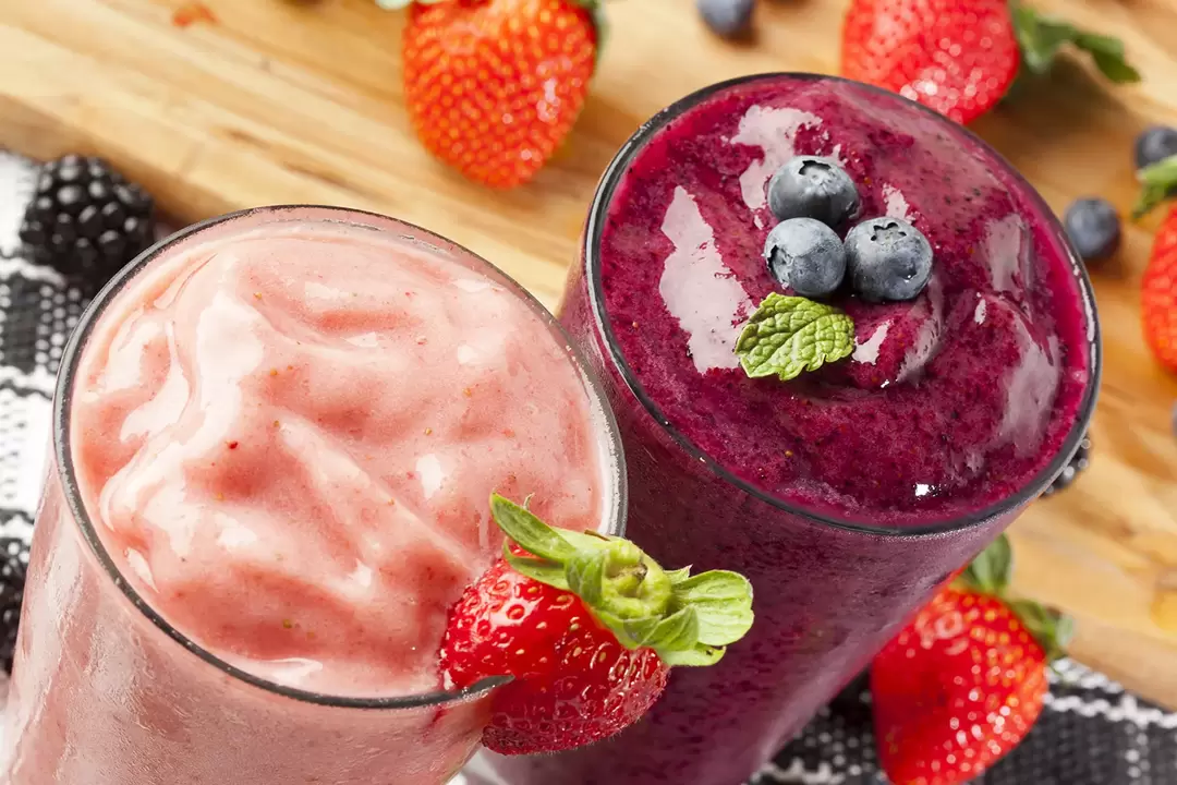 Berry smoothie with kefir - delicious dessert for weight loss
